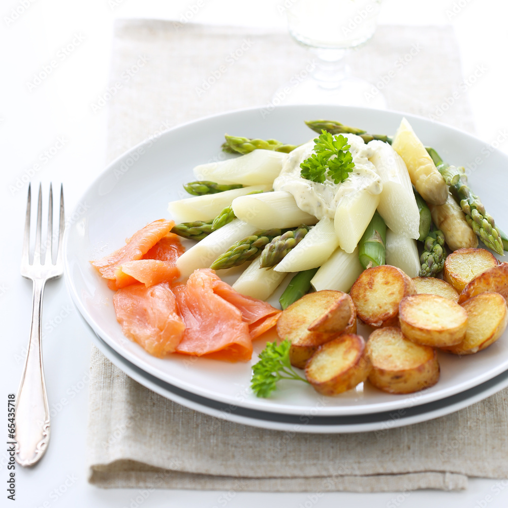 Asparagus with salmon and fried potatoes Asparagus with salmon and fried potatoes
