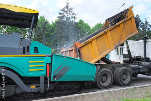 asphalt spreading machine