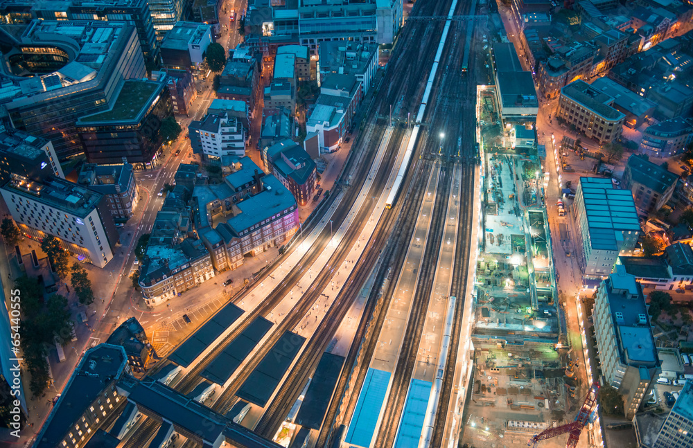 Fototapeta premium Londyn. Dworzec kolejowy i nocne oświetlenie Tower Bridge, widok z lotu ptaka