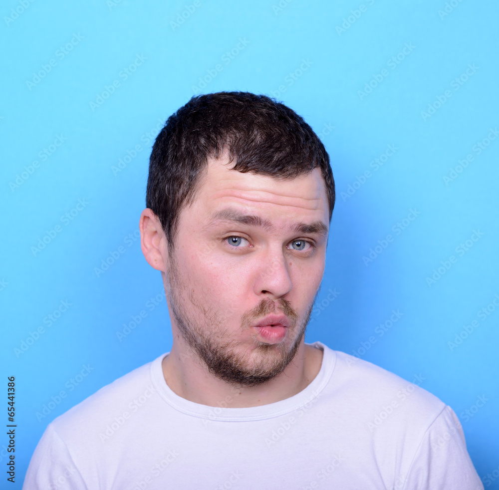 Obraz premium Portrait of man with funny face against blue background