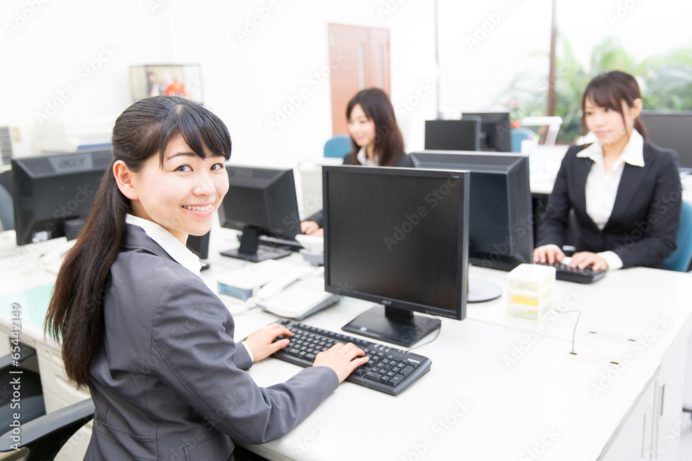 asian businesswomen working in the office asian businesswomen working in the office
