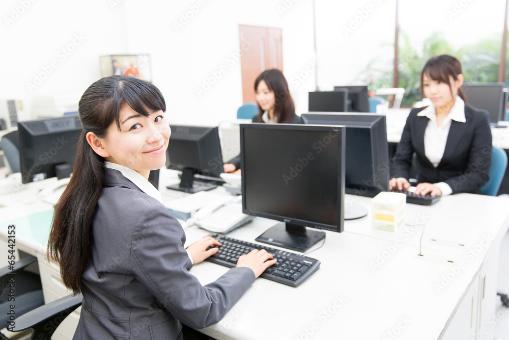 asian businesswomen working in the office asian businesswomen working in the office