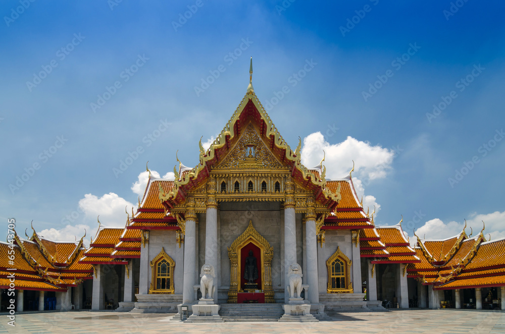 Naklejka premium Wat Benjamaborphit or Marble Temple in Bangkok, Thailand