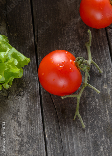 Obraz na płótnie Tomato on old grey wood w salonie