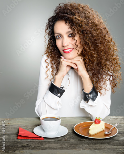 Obraz na płótnie Beautiful woman drinking coffee w salonie