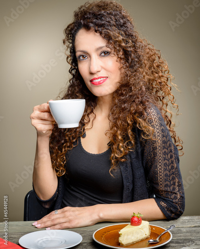Obraz na płótnie Beautiful woman drinking coffee w salonie