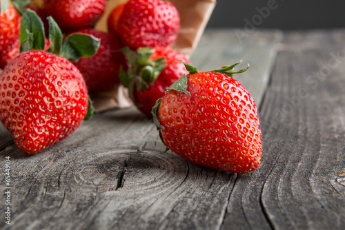 Obraz na płótnie Strawberries on wooden table w salonie