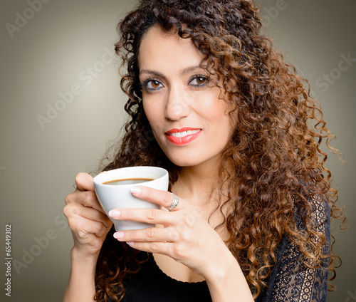 Obraz na płótnie Beautiful woman drinking coffee w salonie