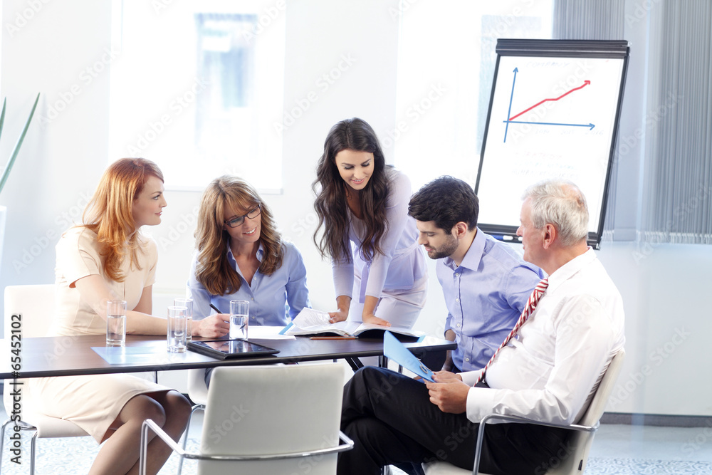Obraz premium Business people discussing in a meeting
