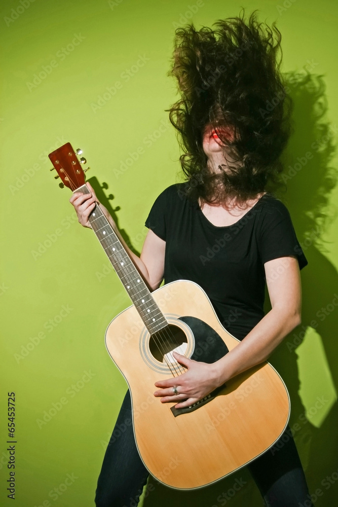 Obraz premium Guitar woman shaking hair