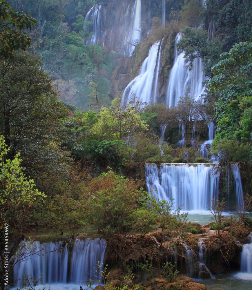 Naklejka premium Deep Forest beautiful waterfall at Thi Lo Su, Tak, Thailand