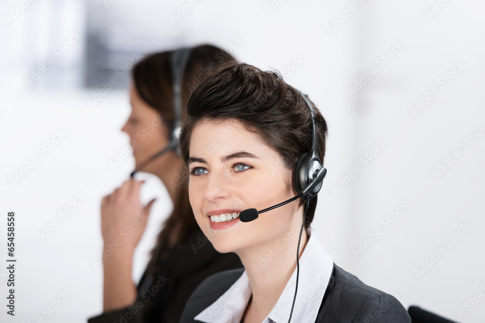 freundliche mitarbeiterin im call-center freundliche mitarbeiterin im call-center