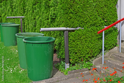 Vier Regentonnen im Garten