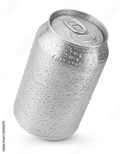 Fotobehang 330 ml aluminum soda can with water drops isolated on white