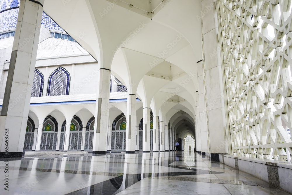 Reflection of pillars on marble floor at corridor.