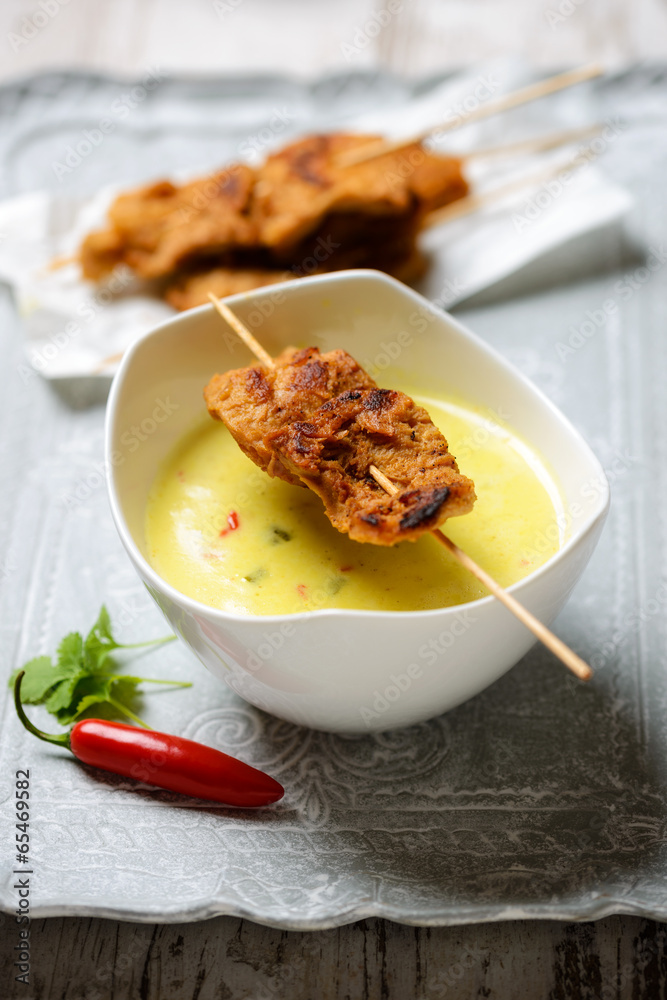 Kokos-Curry-Suppe mit Sojafleischspießen Kokos-Curry-Suppe mit Sojafleischspießen
