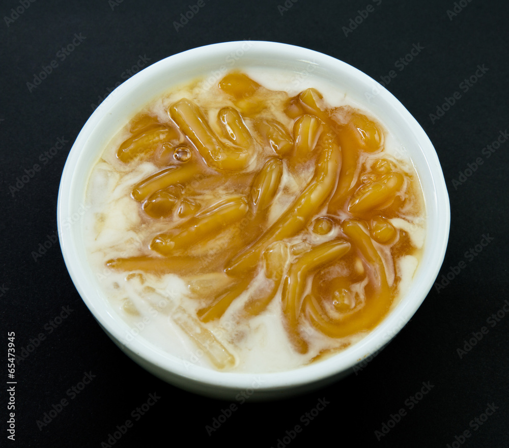 Thai dessert,rice noodles made of rice eaten with coconut cream