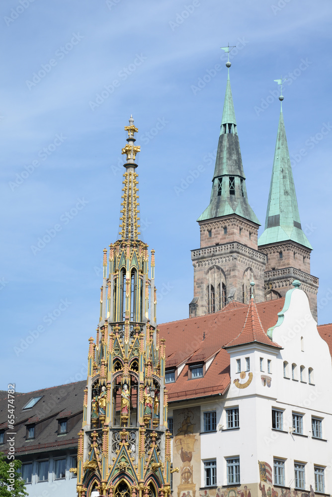 Schöner Brunnen und Sebalduskirche in Nürnberg