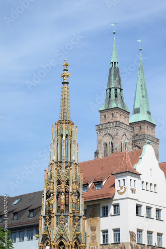 Schöner Brunnen und Sebalduskirche in Nürnberg © Fotolyse