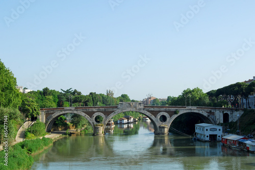 Bridges over the Tiber river in Rome - Italy © francovolpato