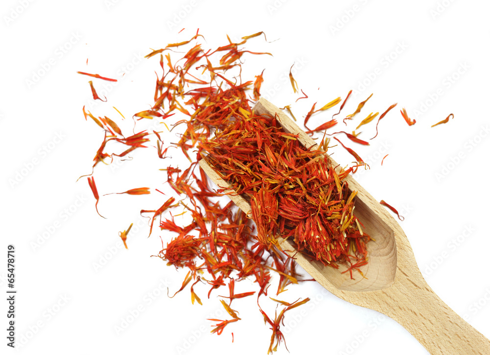 Naklejka premium Saffron in wooden scoop on white background