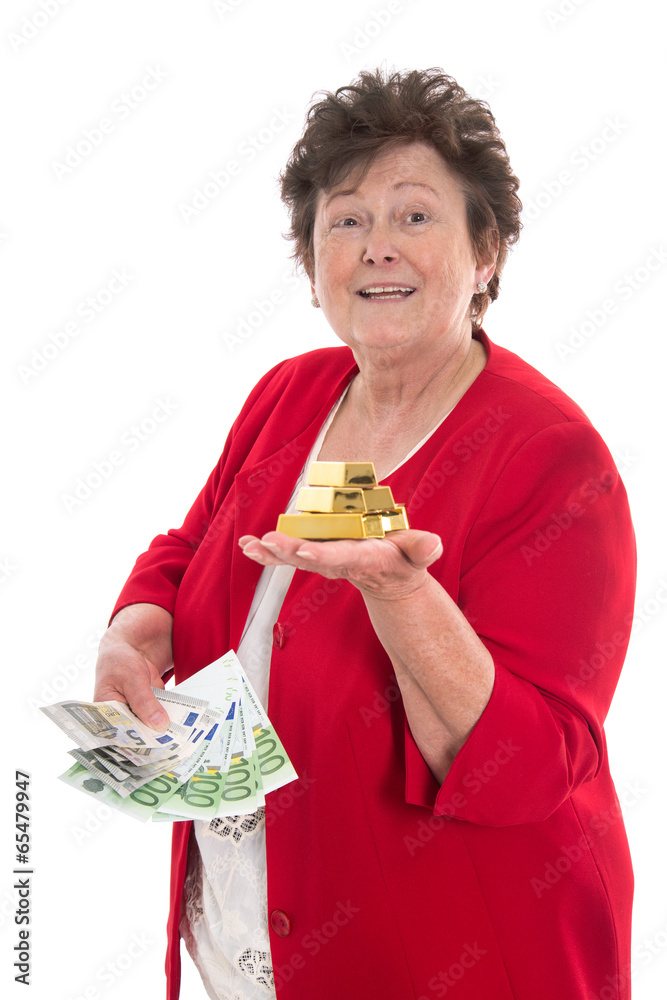 Glückliche Seniorin mit Geld und Goldbarren zum Erben Glückliche Seniorin mit Geld und Goldbarren zum Erben