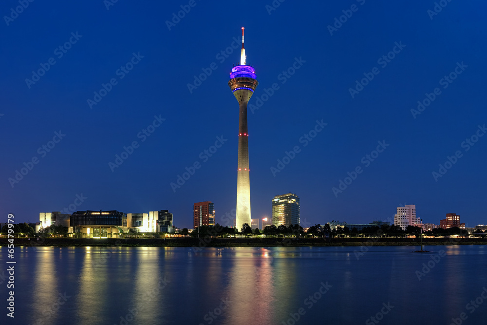 Obraz premium Evening view on the Rheinturm TV tower in Dusseldorf, Germany