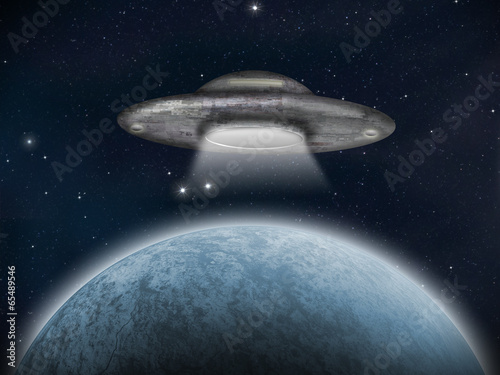 Obraz na płótnie An alien space craft or UFO near an earth-like planet