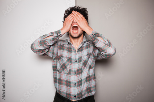 Foto Upset young man against dual colored background