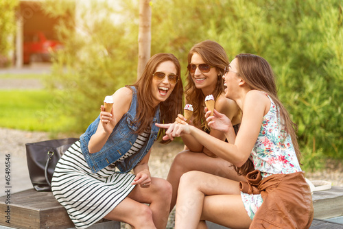 3 cute women, ice cream parlors, while laughing © Zsolnai Gergely