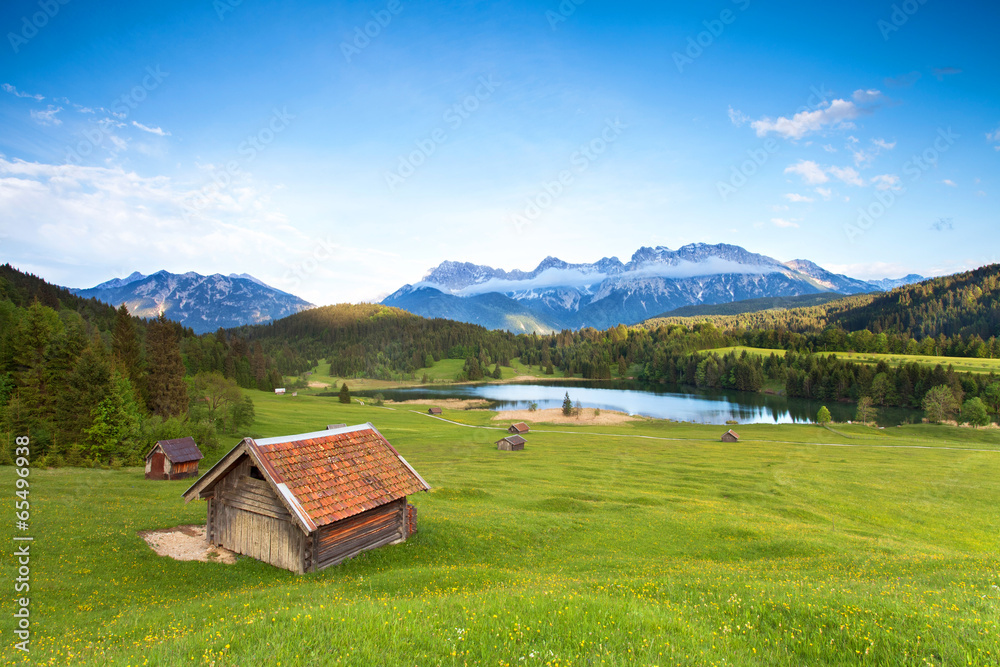 Almwiese am Karwendel mit Blick zum See