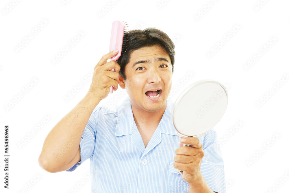 風呂上がりの笑顔の男性