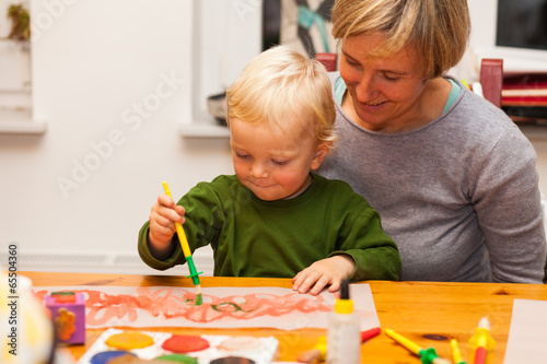 Mutter und Sohn basteln