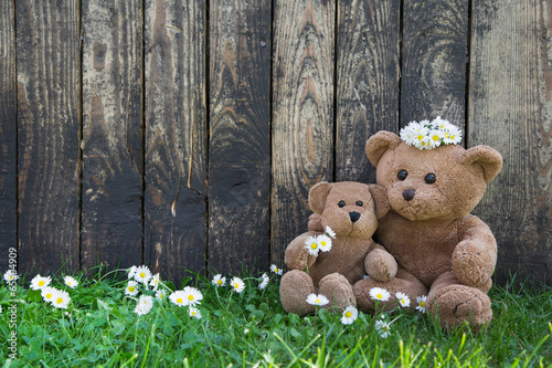 Glückliches Paar: zwei Teddybären heiraten auf Holz Hintergrund © Jeanette Dietl