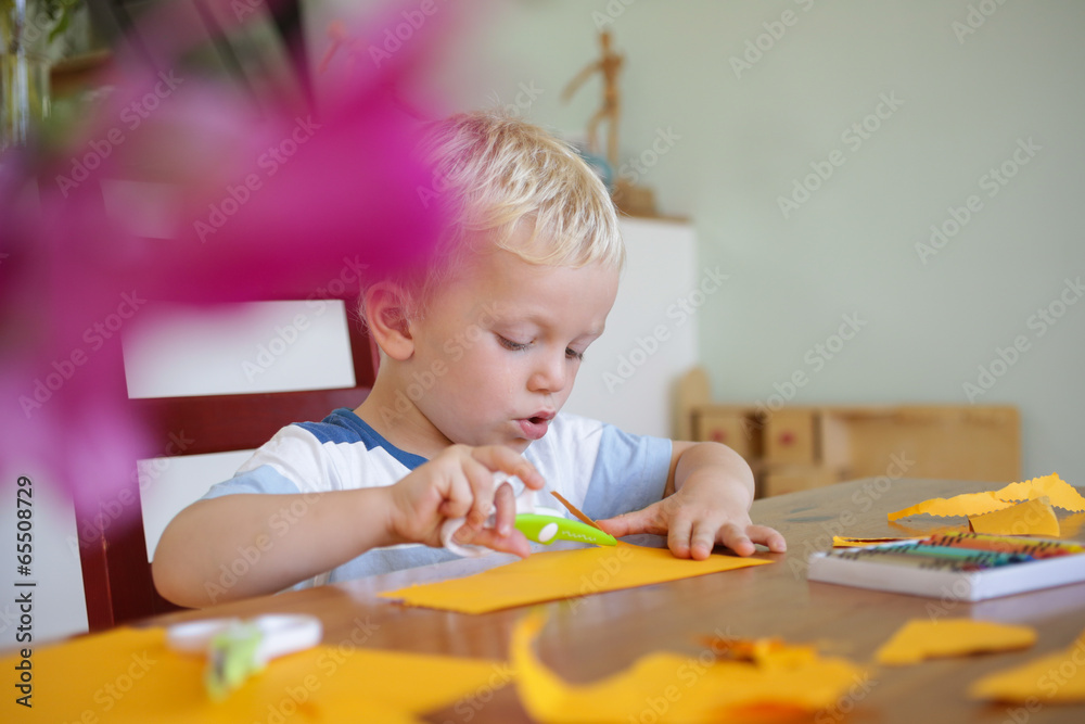 Fototapeta premium basteln mit Schere und Papier