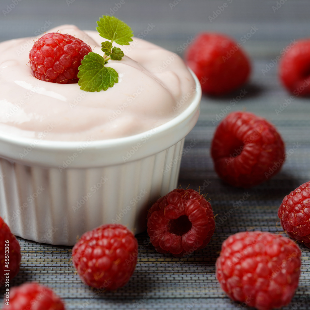 Sojajoghurt mit Himbeeren Sojajoghurt mit Himbeeren
