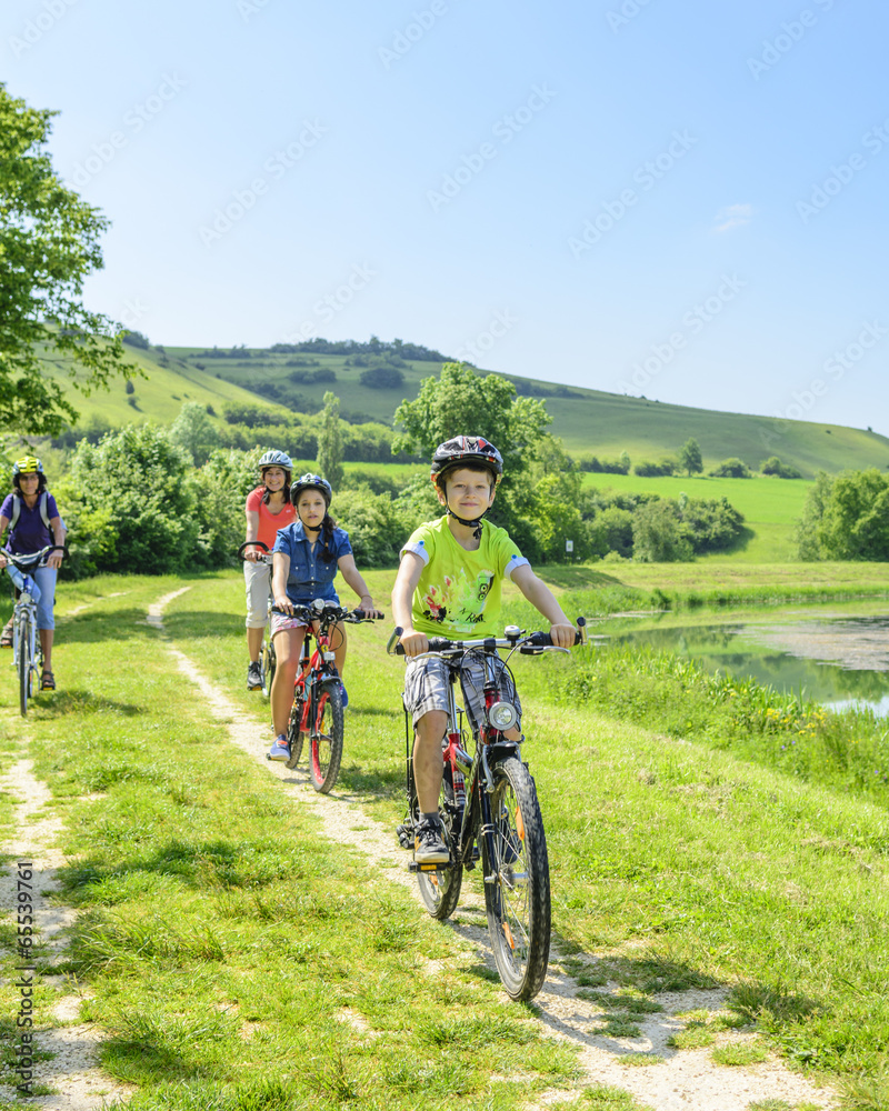 Obraz premium Jazda na rowerze po okolicy