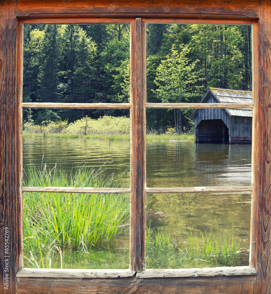 Fototapeta Zamknięte stare, drewniane okno z pięknym widokiem na rzekę i las