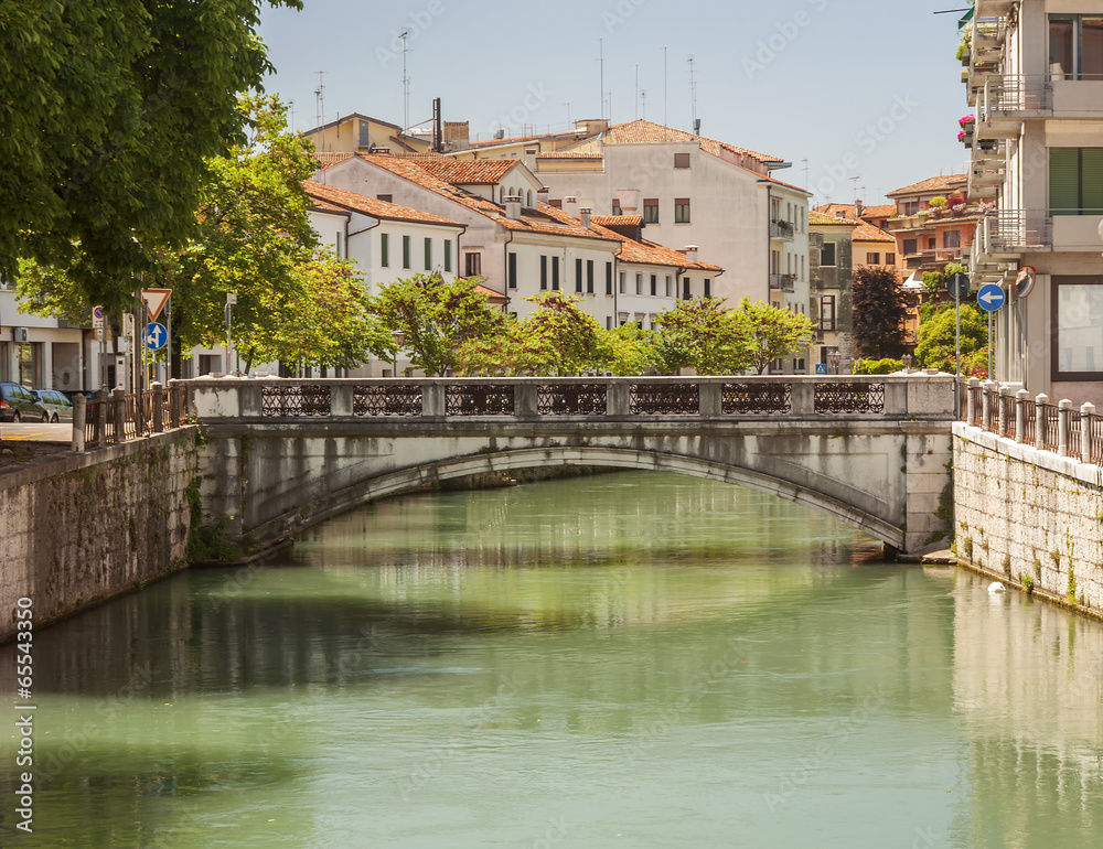 Obraz premium bridge over river sile treviso