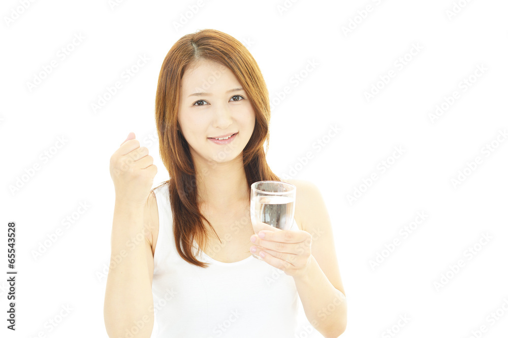 水を飲む笑顔の女性