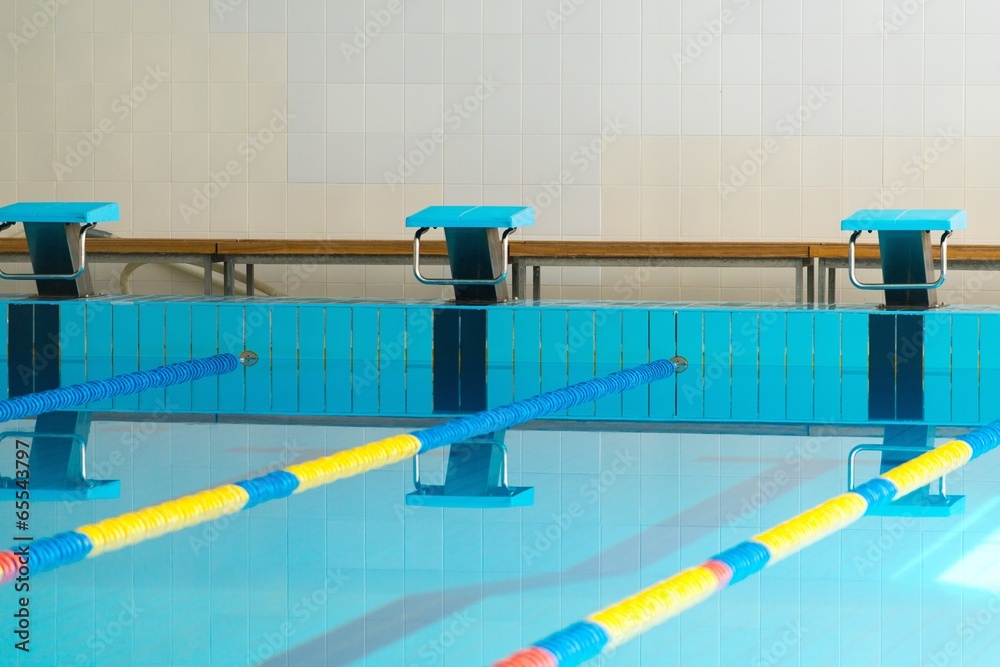 Naklejka premium Starting blocks and lanes in a swimming pool