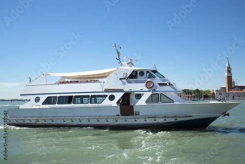 Белая яхта плывет по Гранд-каналу в Венеции © Ms VectorPlus