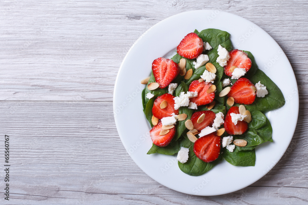 Salad of spinach, strawberries, cheese and almonds
