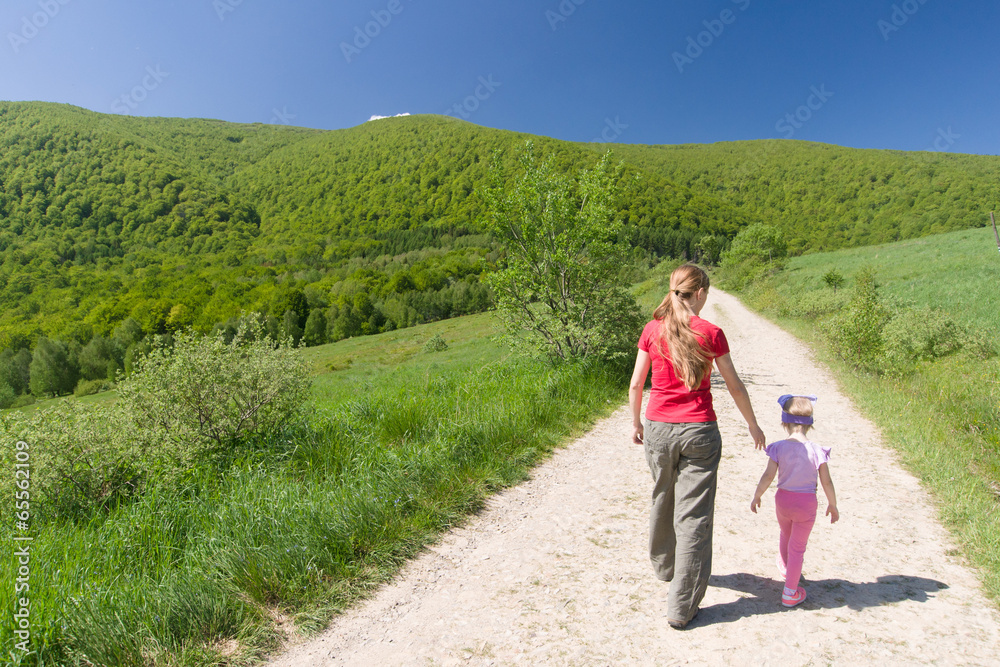 Turyści na górskim szlaku, Bieszczady, Polska