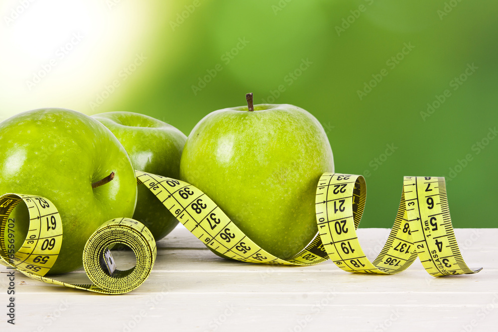 green apples with tape measure, concept of healthy diet - obrazy, fototapety, plakaty 