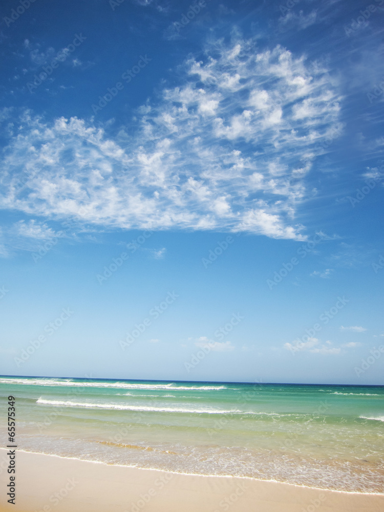 Obraz premium tropical beach with clouds creating a heart shape in the sky