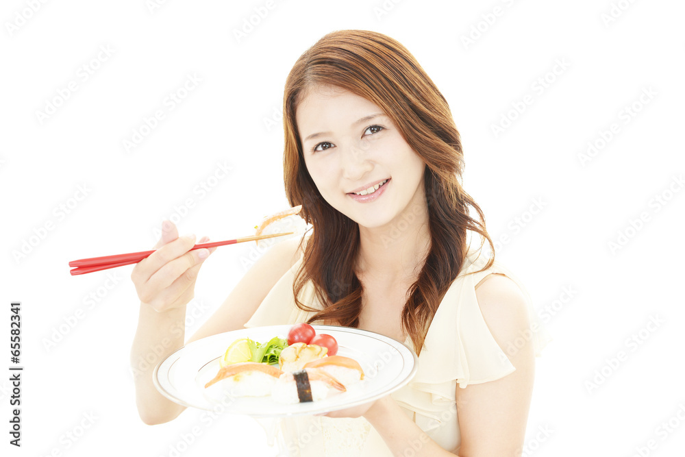 料理を持つ笑顔の女性 料理を持つ笑顔の女性