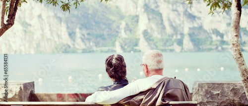 Älteres Paar sitzt gemütlich am See