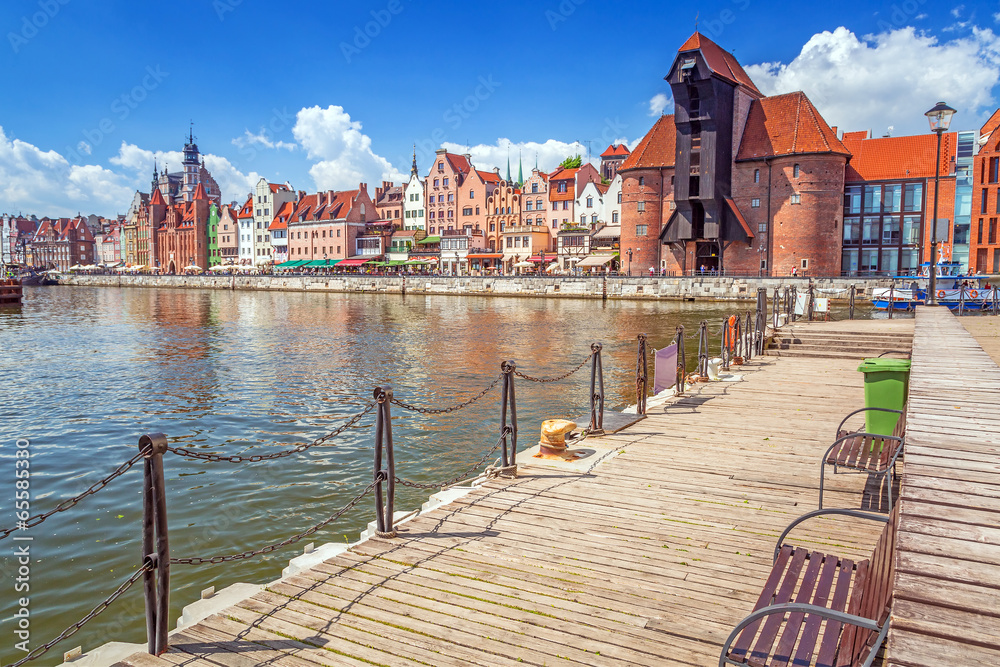 Obraz premium The medieval port crane over Motlawa river in Gdansk, Poland