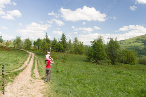 Kobieta z dzieckiem na górskim szlaku, Bieszczady, Polska